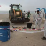 Trabajadores municipales en la playa de Santa Bárbara en La Línea con restos del vertido del OS 35 a 20 de septiembre del 2022 en La Línea (Cádiz, Andalucía, España)