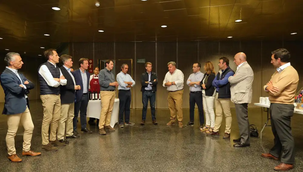 Mañueco y Feijóo en un encuentro con miembros del PP durante la visita realizada a la Ribera de Duero