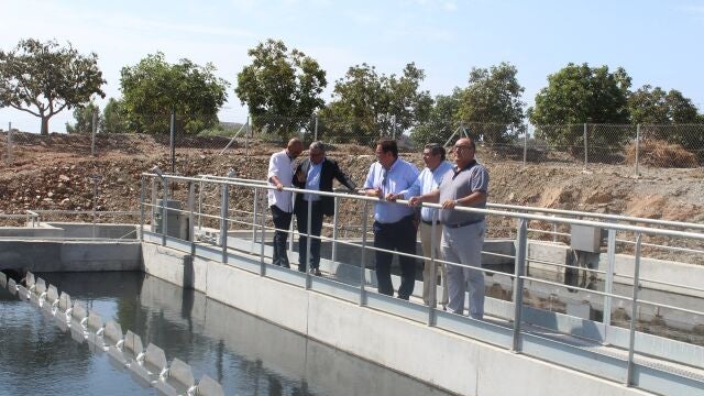 La depuradora de Vélez-Málaga suministra diariamente 11.500 metros cúbicos de agua regenerada a los regantes