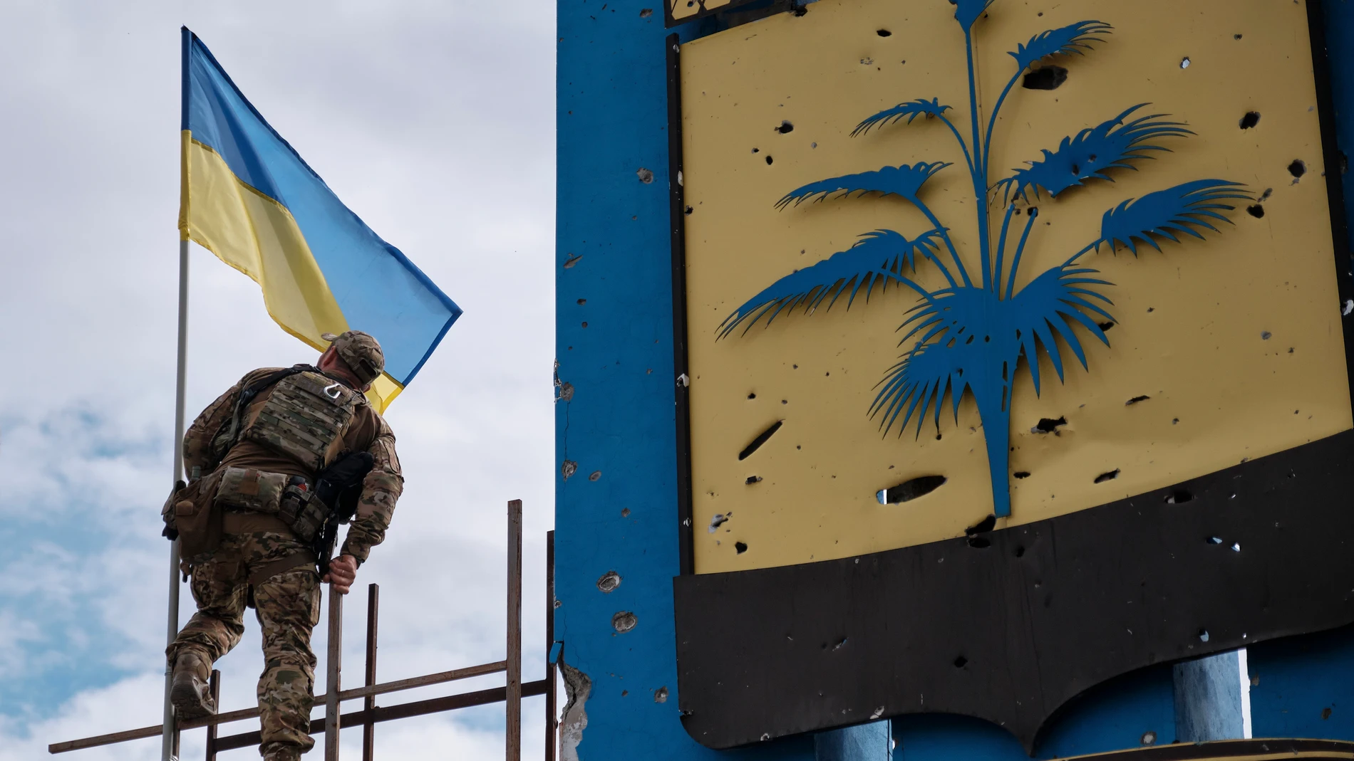 Un soldado ucraniano coloca una bandera ucraniana en la simbólica frontera entre Jarkov y Donetsk, donde los prorrusos quieren hacer referéndum de anexión a Rusia