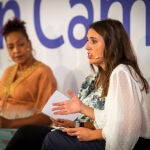 La ministra de Igualdad, Irene Montero (d), interviene durante la presentación del Plan Camino de lucha contra la trata y la explotación sexual.
