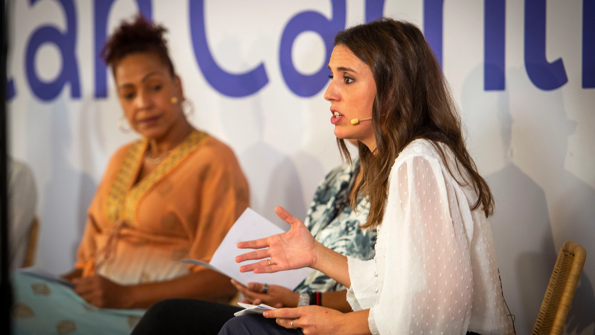 La ministra de Igualdad, Irene Montero (d), interviene durante la presentación del Plan Camino de lucha contra la trata y la explotación sexual.
