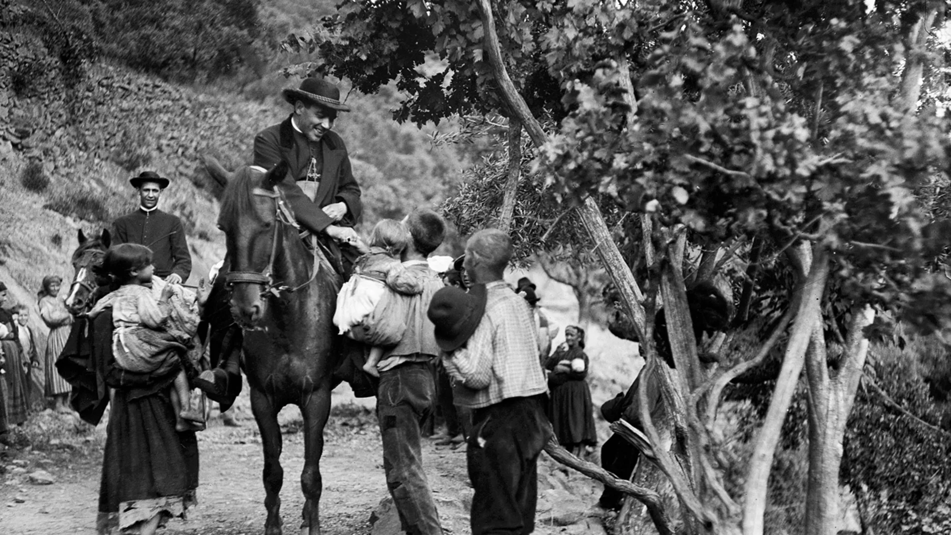 Durante su primera visita a Las Hurdes (1922), Alfonso XIII repartió donativos y medicamentos