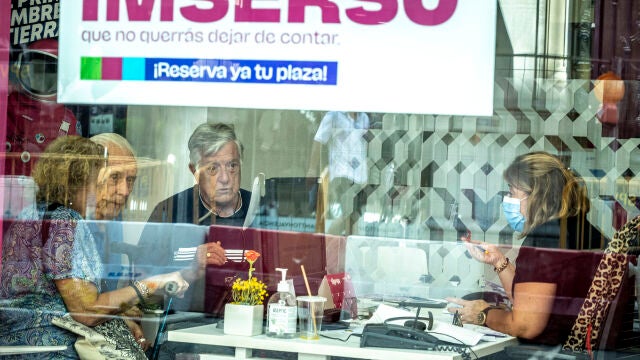 Unos jubilados consultan los viajes en Valencia