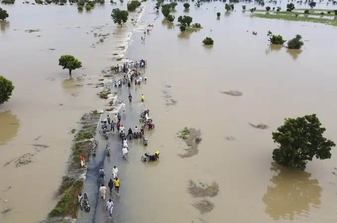 300 muertos y 100.000 desplazados por las inundaciones en Nigeria