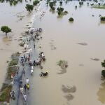 Nigerianos caminan entre los restos de una inundación en la localidad de Hadeja.