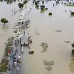 Nigerianos caminan entre los restos de una inundación en la localidad de Hadeja.