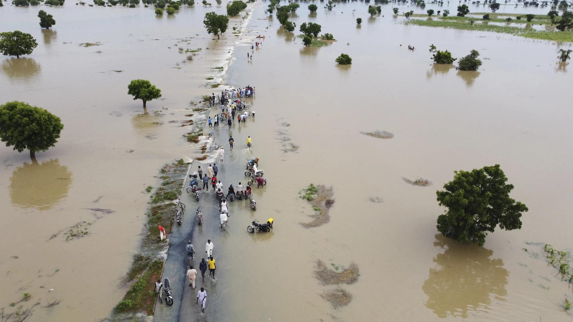Nigerianos caminan entre los restos de una inundación en la localidad de Hadeja.