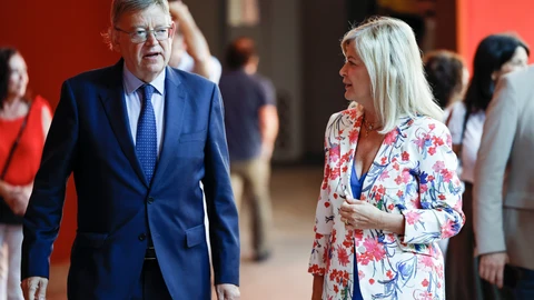 El presidente de la Generalitat, Ximo Puig junto a la consellera de Justicia, Gabriela Bravo, asisten a la apertura de las jornadas "Hacia un nuevo modelo en la función pública: desafíos e innovaciones
