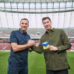 Shevchenko entrega el brazalete con la bandera de Ucrania a Lewandowski