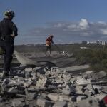 Funcionarios del servicio de rescate limpian los escombros de un edificio destruido durante la ofensiva relámpago