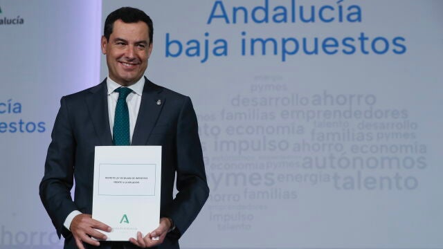 El presidente de la Junta de Andalucía, Juanma Moreno, tras la firma del decreto ley de bajada de impuestos frente a la inflación aprobado en el Consejo de Gobierno