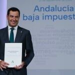El presidente de la Junta de Andalucía, Juanma Moreno, tras la firma del decreto ley de bajada de impuestos frente a la inflación aprobado en el Consejo de Gobierno