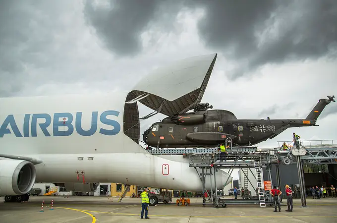 Airbus prueba con éxito la carga de armamento de gran tamaño en el gigante Beluga