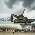 Carga de un helicóptero militar alemán en el Airbus Beluga