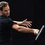 Roger Federer golpea una derecha en un entrenamiento para la Laver Cup