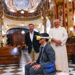 El alcalde de Granada, Francisco Cuenca (c), con unas gafas 3D con las que puede contemplar, no solo el interior del templo, sino todo el exterior y el entorno urbanístico que lo rodea a vista de pájaro. EFE/Miguel Ángel Molina