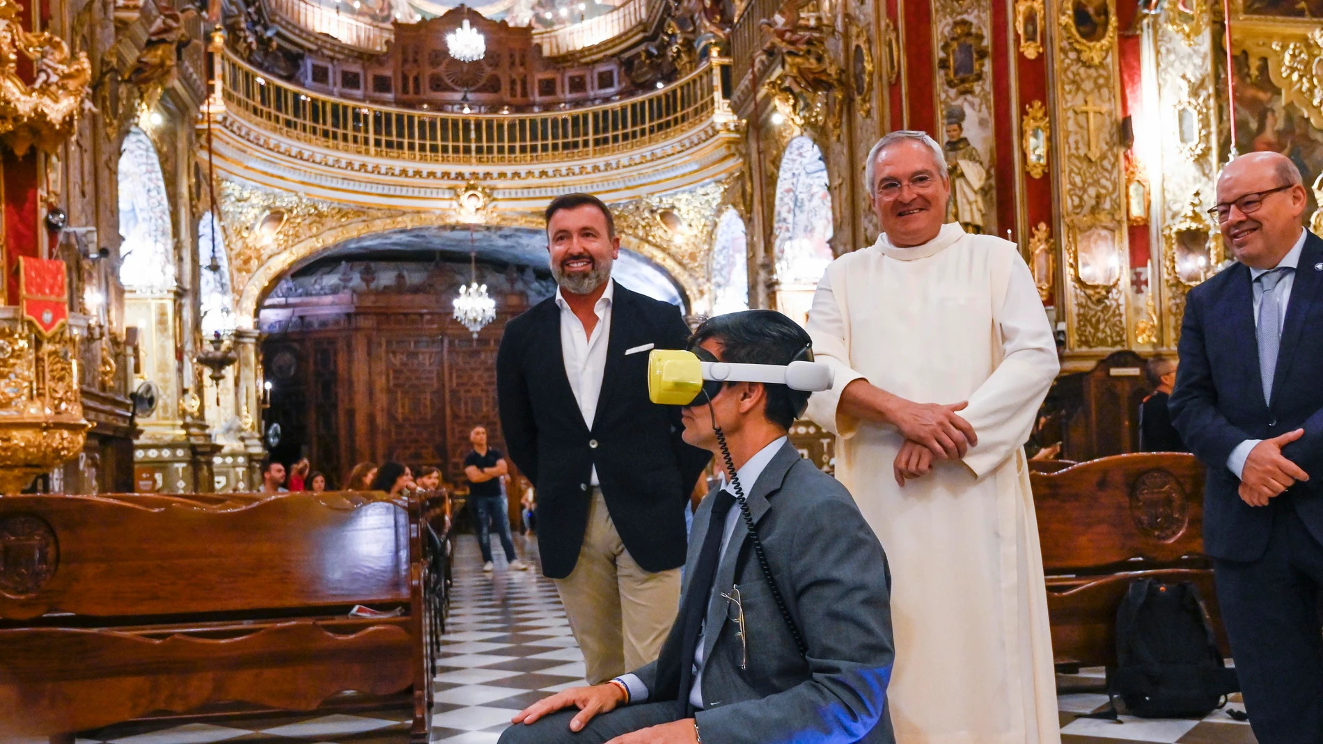 El alcalde de Granada, Francisco Cuenca (c), con unas gafas 3D con las que puede contemplar, no solo el interior del templo, sino todo el exterior y el entorno urbanístico que lo rodea a vista de pájaro. EFE/Miguel Ángel Molina