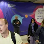 Un pasajero de un vuelo Moscú-Belgrado, operado por Air Serbia, habla con los medios.