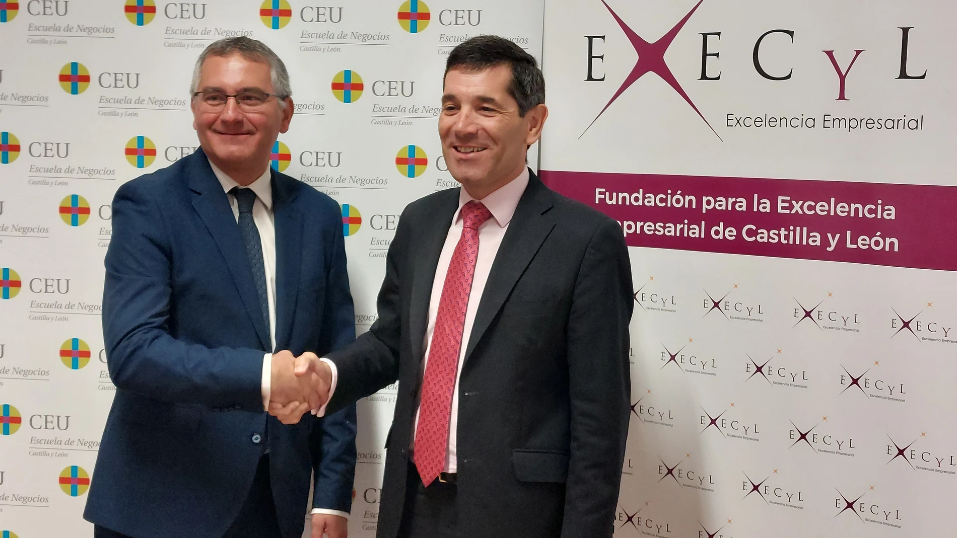 Francisco Perucho y Paco Hevia durante la firma del convenio