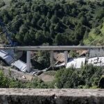 Grúas trabajan durante el desmontaje de las pilas 1 y 2 del viaducto de O Castro