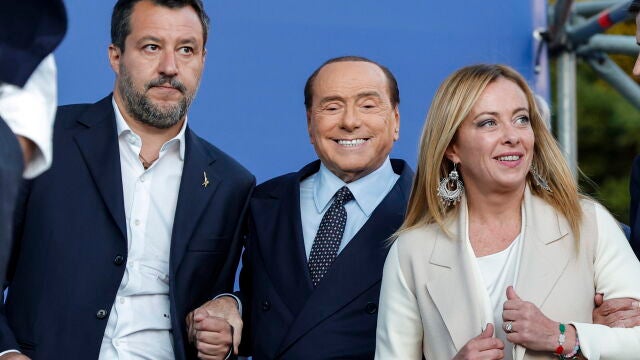 Matteo Salvini, de la Liga, Silvio Berlusconi, de Forza Italia, y Giorgia Meloni, de Hermanos de Italia