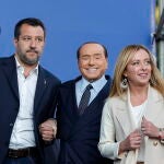 Matteo Salvini, de la Liga, Silvio Berlusconi, de Forza Italia, y Giorgia Meloni, de Hermanos de Italia