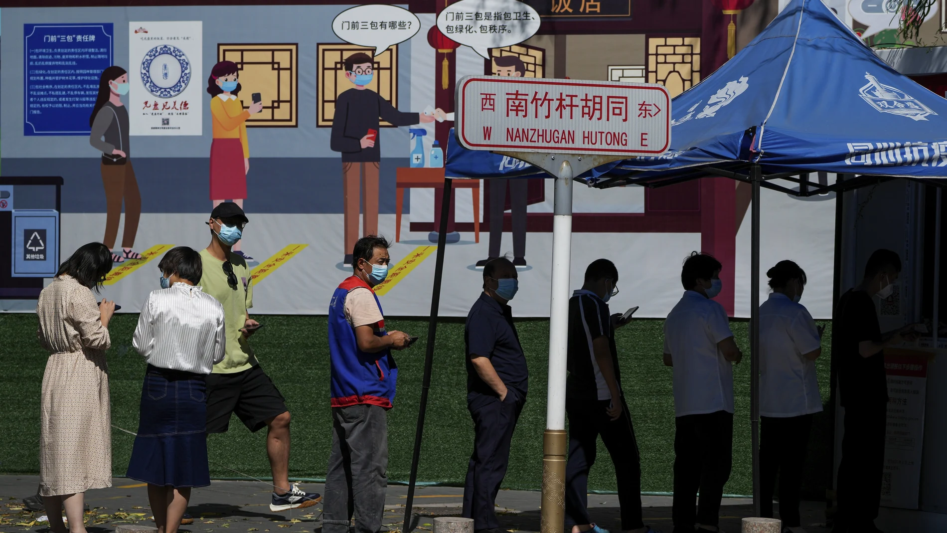 Varias personas hacen cola para someterse a una prueba rutinaria de detección de Covid en Beijing (China)