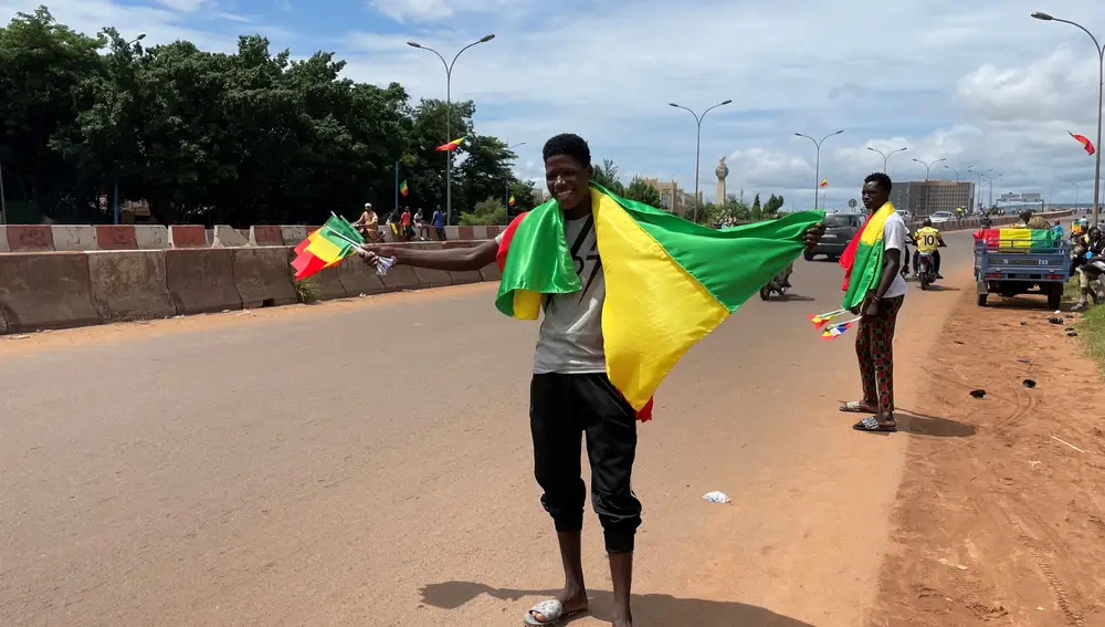 Un joven maliense vende banderas nacionales el Día de la Independencia.