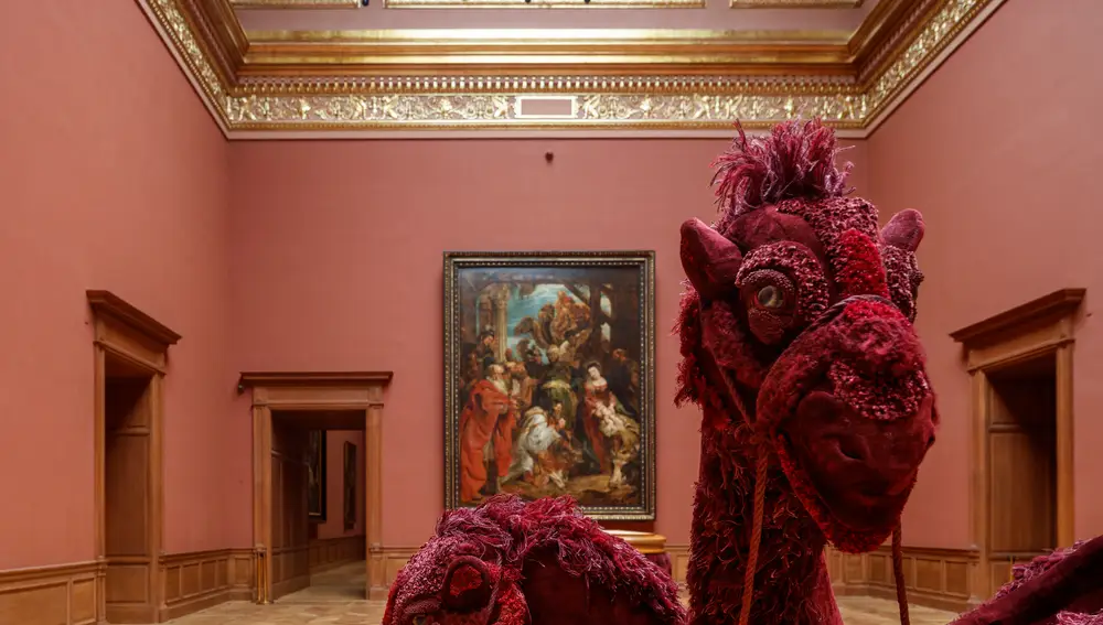 En primer plano, una interpretación del artista visual Christophe Coppens de &quot;La adoración de los reyes magos&quot; de Rubens (al fondo)