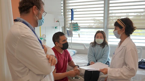 Yasmina, junto a su padre, Roberto, y los doctores Lucas Moreno y Arona Soriano