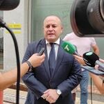 El portavoz de la Plataforma en Defensa de los Regadíos del Condado, Julio Díaz, en rueda de prensa. PLATAFORMA REGADÍOS DEL CONDADO