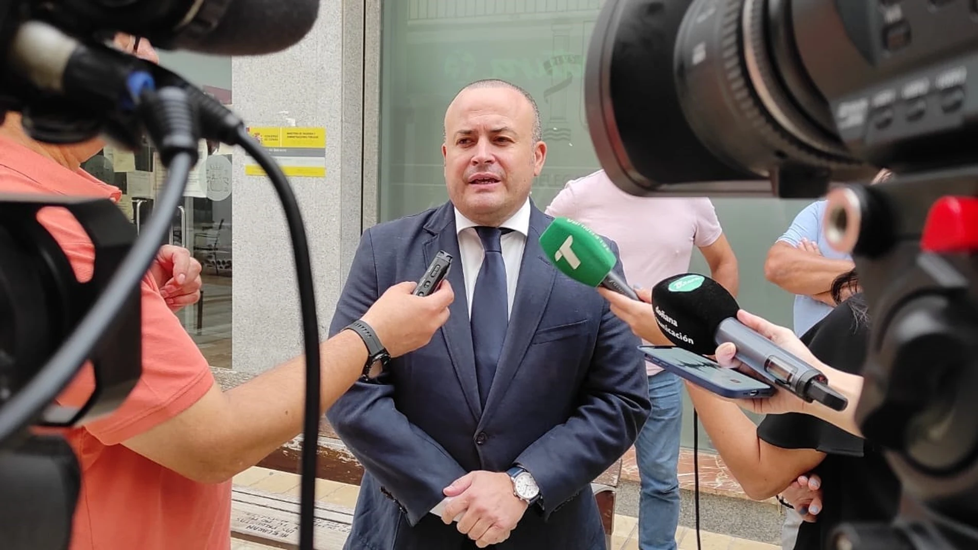 El portavoz de la Plataforma en Defensa de los Regadíos del Condado, Julio Díaz, en rueda de prensa. PLATAFORMA REGADÍOS DEL CONDADO