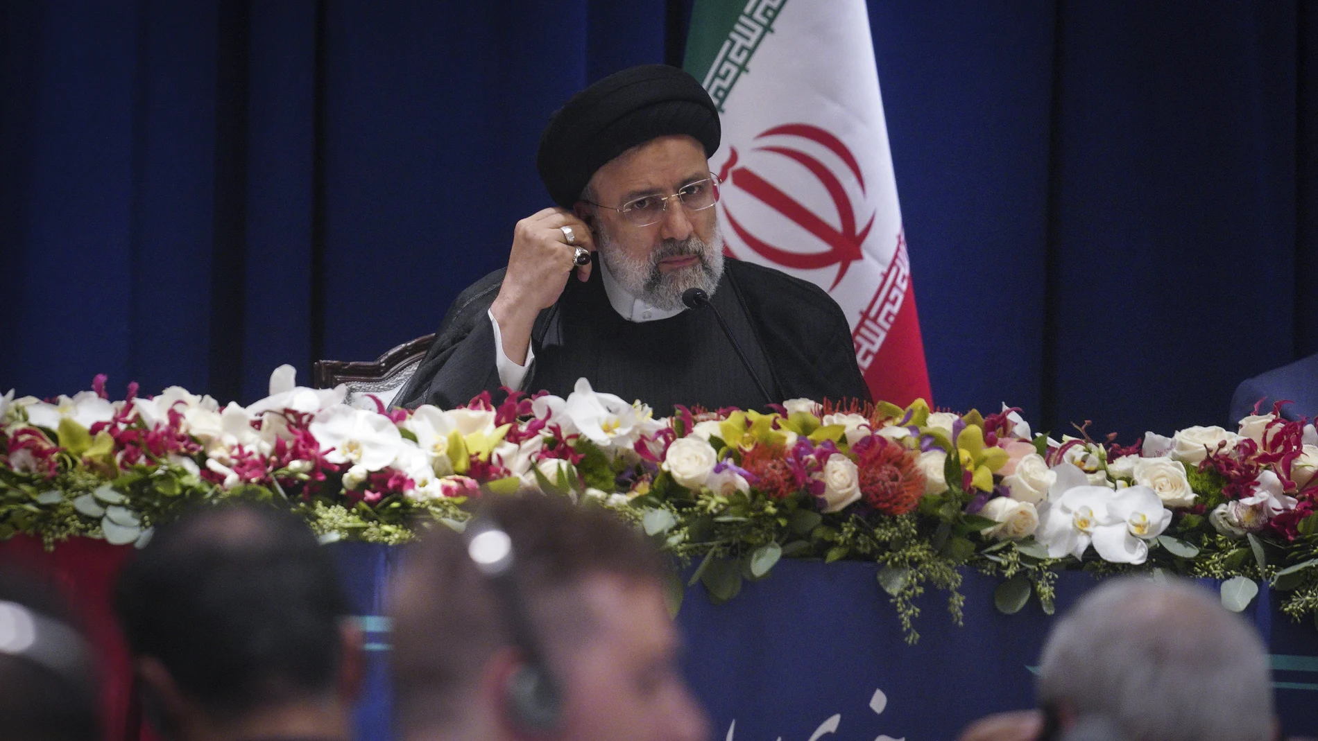 El presidente de Irán, Ebrahim Raisi, escucha durante una conferencia de prensa sobre su visita a la Asamblea General de las Naciones Unidas, el jueves 22 de septiembre de 2022, en la sede de la ONU. (Foto AP/Bebeto Matthews)