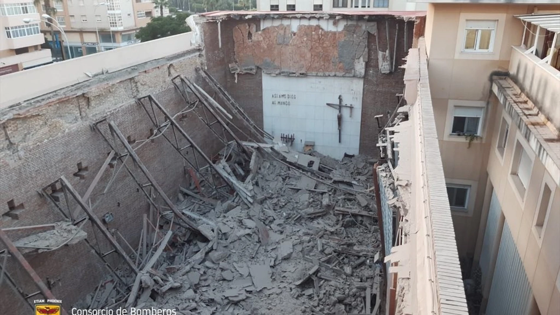 Derrumbe del techo de la Iglesia de las Esclavas en Cádiz. CONSORCIO DE BOMBEROS