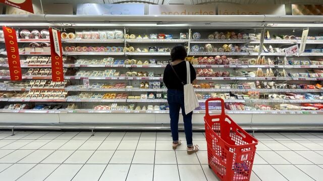 Imagen de una persona haciendo la compra en un supermercado de Madrid