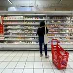 Imagen de una persona haciendo la compra en un supermercado de Madrid