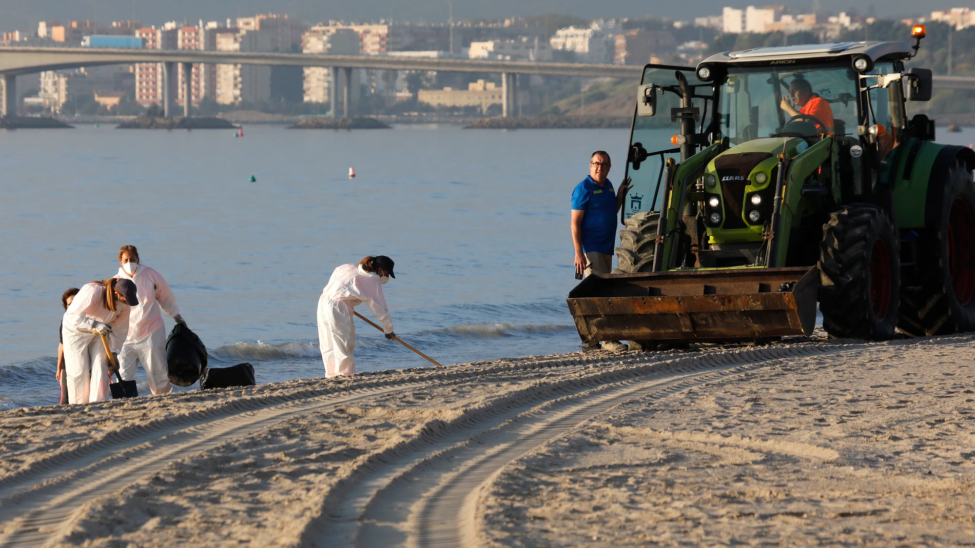 Operarios municipales continúan con la limpieza en la playa del Rinconcillo de Algeciras (Cádiz). EFE/A. Carraso Ragel