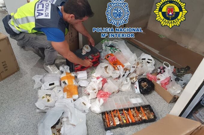 La Policía Nacional y la Policía Local de Alicante detienen a dos personas e intervienen más de 5.000 etiquetas y chapas utilizadas para falsificar ropa y bolsos