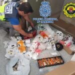 La Policía Nacional y la Policía Local de Alicante detienen a dos personas e intervienen más de 5.000 etiquetas y chapas utilizadas para falsificar ropa y bolsos