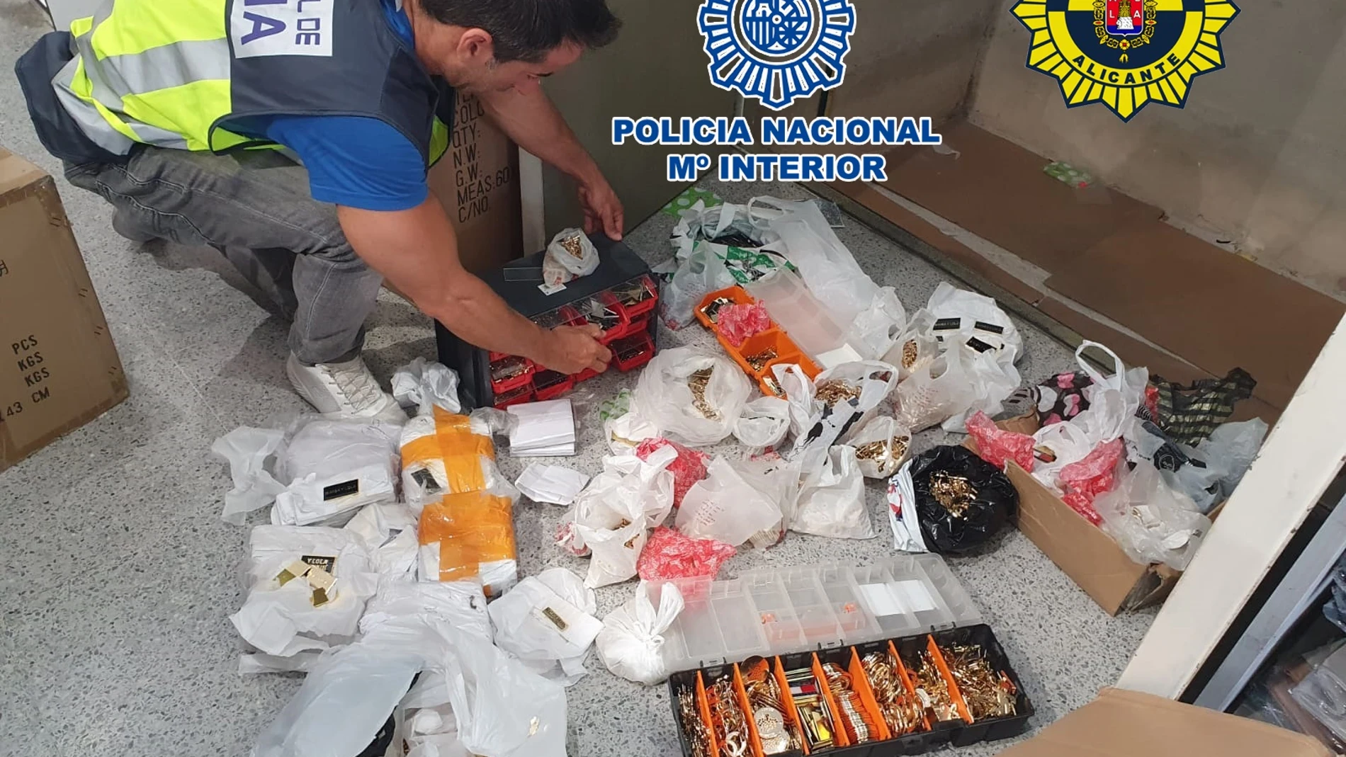 La Policía Nacional y la Policía Local de Alicante detienen a dos personas e intervienen más de 5.000 etiquetas y chapas utilizadas para falsificar ropa y bolsos