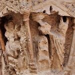 Imagen de la escena de la puerta de la Catedral que ha sido destruida