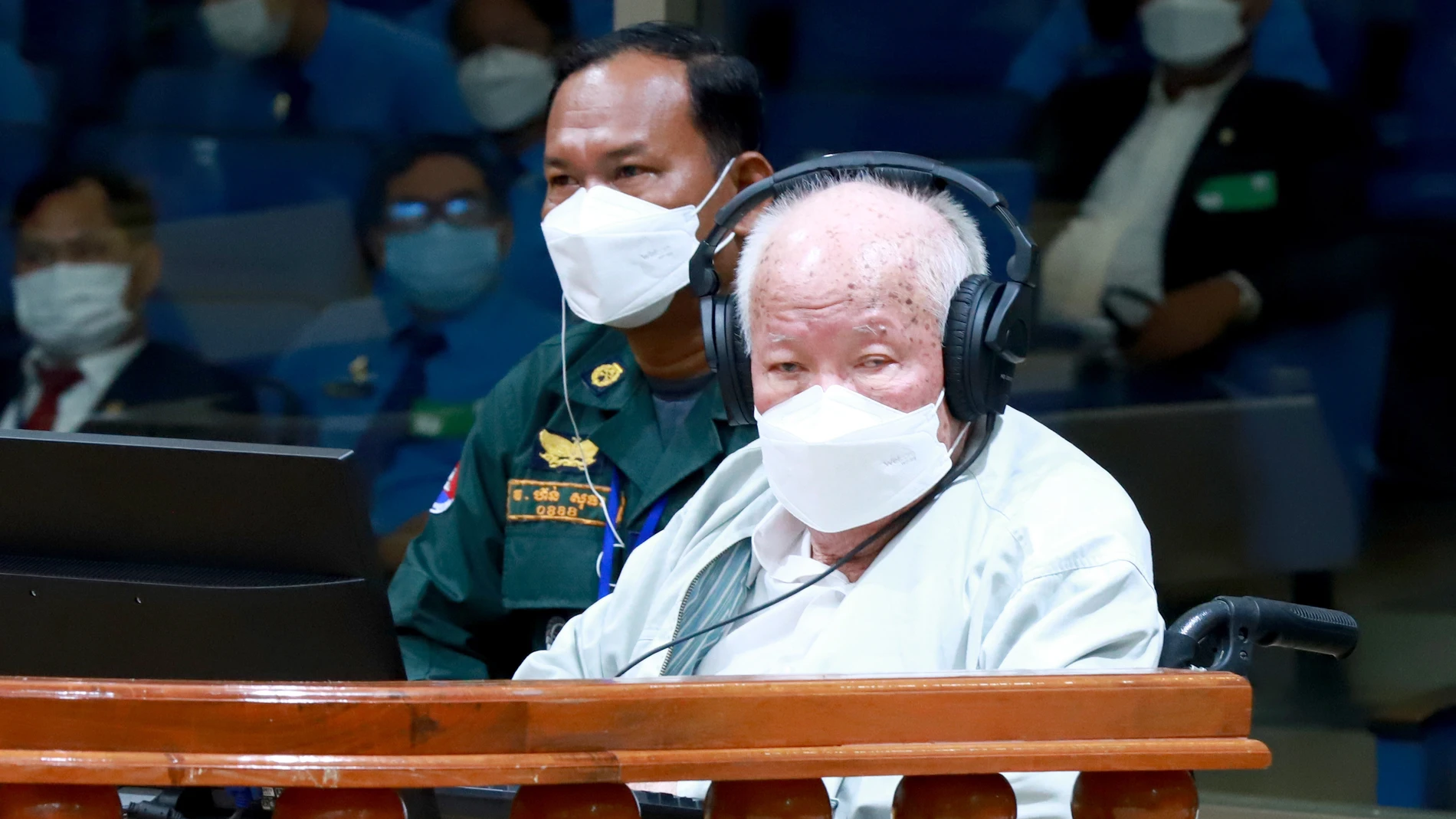 El ex líder de los Jemeres Rojo kieu Samphan escucha la sentencia en Phnom Penh