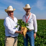 El presidente de ACOR, Jesús Posada, junto a Juan Pedro Medina, viceconsejero de Política Agraria Comunitaria y Desarrollo Rural de la Junta, en un campo de ensayo durante la jornada de campo en Magazos (Ávila) para celebrar el 60 aniversario de ACOR