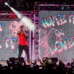 El rapero estadounidense 50 Cent (i), durante el concierto del Icónica Sevilla Fest ofrecido en la plaza de España de Sevilla. EFE/Jose Manuel Vidal