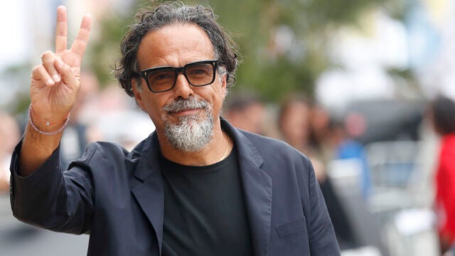 El realizador Alejandro González Iñarritu, posa antes de presentar su película "Bardo, falsa crónica de unas cuantas verdades", durante la70 edición del Festival de Cine de San Sebastián. EFE/Juan Herrero.