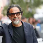 El realizador Alejandro González Iñarritu, posa antes de presentar su película "Bardo, falsa crónica de unas cuantas verdades", durante la70 edición del Festival de Cine de San Sebastián. EFE/Juan Herrero.