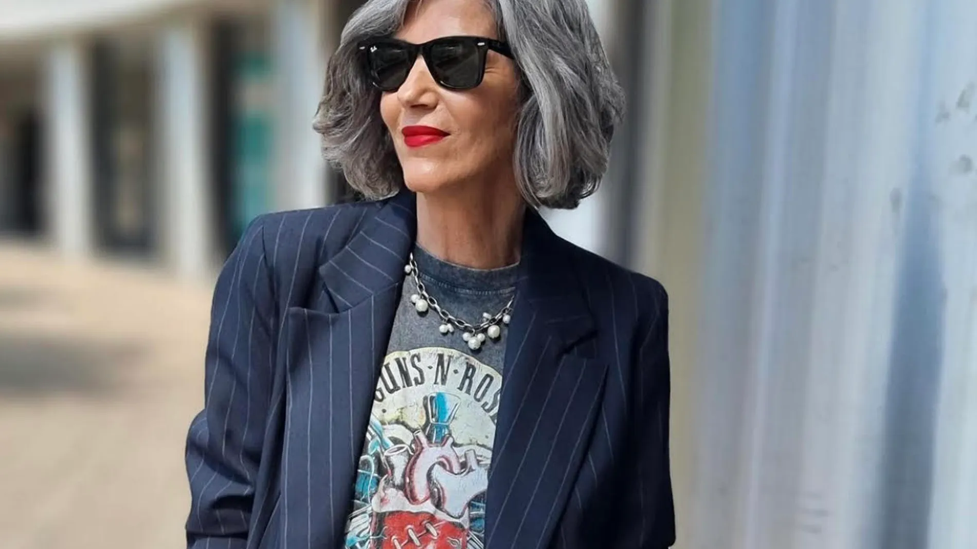 Aunque no te lo creas, mujeres de 50 años llevan la blazer de rayas diplomática más elegante con camiseta rockera y zapatillas