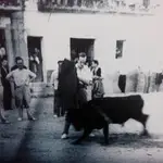 Camilo José Cela toreando en Cebreros (Ávila), en 1943