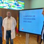 El consejero de Salud, Juan José Pedreño, en la rueda de prensa para informar de la nueva campaña de vacunación, junto al subdirector de Prevención, Promoción de la Salud y Adicciones, Jaime Pérez, y el subdirector de Cuidados y Atención Comunitaria, Juan Manuel Lucas.